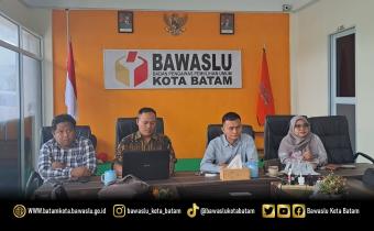 Ketua dan anggota Bawaslu Kota Batam menghadiri Pembacaan putusan DKPP melalui Zoom