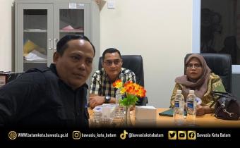 Anggota Bawaslu Kota Batam, Jazuli dan Ully Yushariyen Damanik saat menerima kunjungan anggota Bawaslu Kepri, Febriadinata