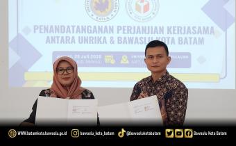 Antonius Itoloha Gaho (Ketua Bawaslu Kota Batam) dan Sri Langgeng Ratnasari (Rektor Universitas Riau Kepulauan) saat penandatanganan Perjanjian Kerjasama