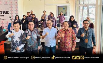 Foto bersama narasumber pada kegiatan Kajian Hukum Bawaslu Kota Batam