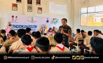 Koordinator Divisi Hukum dan Penyelesaian Sengketa Bawaslu Kota Batam, Jazuli saat menjadi narasumber di SMK N 10 Batam