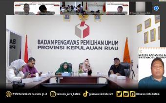 Anggota Bawaslu Kota Batam, Zainal Abidin saat menghadiri kegiatan kehumasan melalui zoom meeting
