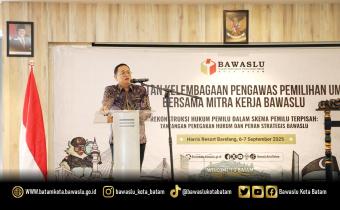 Puadi (Anggota Bawaslu) saat memberikan sambutan pada kegiatan penguatan kelembagaan pengawas pemilu
