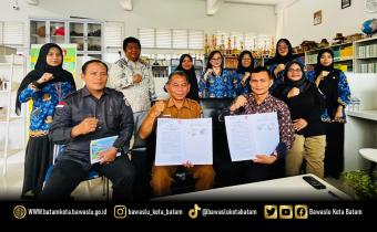 Ketua Bawaslu Kota Batam Antonius Itoloha Gaho dan Kepala Sekolah SMA Negeri 26 Batam Midiyanto, menandatangani naskah kerjasama