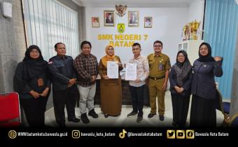 Foto bersama sesaat setelah penandatanganan MoU oleh Ketua Bawaslu Kota Batam dan Kepala Sekolah SMK Negeri 7 Batam