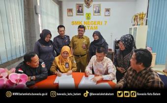 Ketua Bawaslu Kota Batam dan Kepala Sekolah SMK Negeri 7 Batam, saat melaksanakan penandatanganan MoU