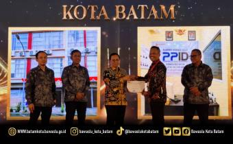 Syailendra Reza saat menerima penghargaan keterbukaan informasi publik dari Anggota Bawaslu RI, Puadi.