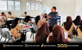 Koordinator divisi Hukum dan Penyelesaian Sengketa, Jazuli, saat melaksanakan sosialisasi di Kelas 11, SMAN 26 Kota Batam