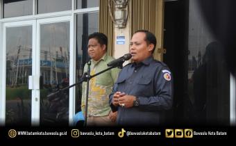 Jazuli, Kordiv Hukum dan Sengketa Bawaslu Kota Batam, memberikan arahan terkait etika kerja dan peningkatan kinerja jajaran dalam Apel Pagi (17/11/2025).