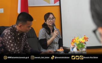 Kepala Sekretariat Bawaslu Kota Batam, Esther Irianti Lombogia, menutup kegiatan Monitoring, Evaluasi, dan Pelaporan Program Bawaslu Kota Batam di ruang sidang Bawaslu Kota Batam, Kamis (20/11/2025).