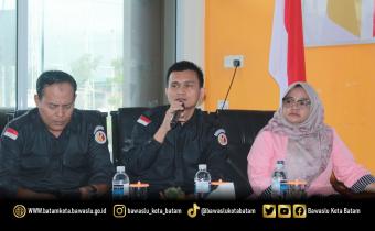 Ketua Bawaslu Kota Batam Antonius Itoloha Gaho (tengah) saat membuka kegiatan Bimtek Ketatausahaan dan Pengelolaan Kearsipan Bawaslu Kota Batam