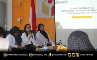 Kepala Sekretariat Bawaslu Kota Batam, Esther Irianti Lombogia saat memaparkan Pemanfaatan Sistem Manajemen Tugas Kantor (SIMENTOR) 