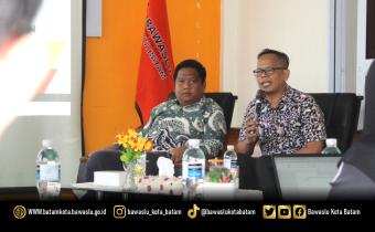 Koordinator Divisi Penanganan Pelanggaran, Data, dan Informasi Bawaslu Kota Batam, Dr. Syailendra Reza IR, saat menyampaikan sambutan pembukaan pada kegiatan Evaluasi Pengawasan Bawaslu Kota Batam, Selasa (18/11/2025)