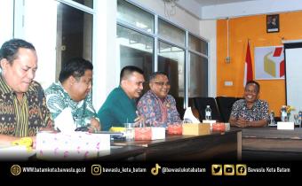 Ketua dan Anggota Bawaslu Kota Batam menerima kunjungan Komisi Informasi Provinsi Kepulauan Riau dalam rangka visitasi dan penilaian layanan keterbukaan informasi publik Tahun 2025 di kantor Bawaslu Kota Batam, Selasa (18/11/2025).