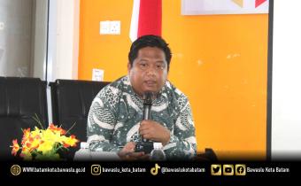 Koordinator Divisi Pencegahan, Partisipasi Masyarakat dan Humas Bawaslu Kota Batam, Zainal Abidin saat memaparkan materi (18/11/2025)