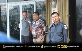 Ketua Bawaslu Kota Batam, Antonius Itoloha Gaho, memberikan amanat pada upacara peringatan Hari KORPRI ke-54 di Kantor Bawaslu Kota Batam, Senin (1/12/2025).