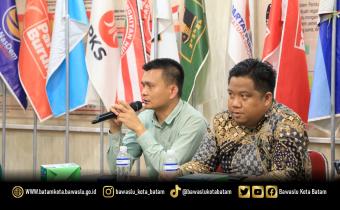 Ketua Bawaslu Kota Batam Antonius Itoloha Gaho bersama Zainal Abidin anggota Bawaslu Kota Batam saat mengikuti Rapat Koordinasi Pemutakhiran Data Pemilih Berkelanjutan (PDPB) Triwulan IV, Rabu (3/12/2025).