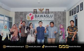 Antonius (ketua) dan Zainal (anggota) Bawaslu Kota Batam bersama Esther (Kepala Sekretariat) serta Tim Pencegahan, Partisipasi Masyarakat, dan Humas Bawaslu Kota Batam berfoto bersama usai pengumuman Anugerah Kehumasan Bawaslu Provinsi Kepulauan Riau Tahun 2025.