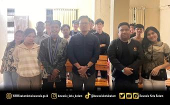 Koordinator Divisi Pencegahan, Parmas dan Humas Bawaslu Kota Batam, Zainal Abidin, berfoto bersama pengurus BPC GMKI Kota Batam usai kegiatan diskusi bertema “Rencana Revisi UU Pilkada: Merebut Kedaulatan Rakyat dan Hilangnya Pengawalan Demokrasi” di SC GMKI Batam, Jumat (17/1/2026).