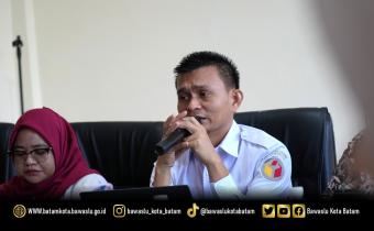 Ketua Bawaslu Kota Batam, Antonius Itoloha Gaho, menyampaikan arahan dalam kegiatan Diskusi Asyik Bareng Bawaslu (Diserbu) Seri 3 dengan tema “Kebijakan Pengelolaan Persuratan dan Arsip di Lingkungan Bawaslu”, Rabu (11/2/2026), di Kantor Bawaslu Kota Batam.