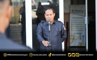 Koordinator Divisi Hukum dan Penyelesaian Sengketa Bawaslu Kota Batam, Jazuli, menyampaikan amanat saat menjadi pembina apel di Kantor Bawaslu Kota Batam, Senin (2/2/2026).