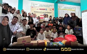 Ketua dan Anggota Bawaslu Kota Batam bersama Kepala Sekretariat dan jajaran menyerahkan bantuan sembako kepada Panti Asuhan Miftahul Ulum, Perumahan Bida Asri 1, Kelurahan Baloi Permai, Kecamatan Batam Kota, Rabu (25/2/2026).