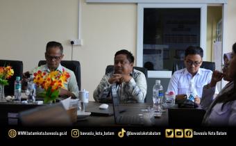 Ketua dan Anggota Bawaslu Kota Batam bersama Kepala Sekretariat dan jajaran sekretariat saat mengikuti Diskusi Asyik Bareng Bawaslu Seri #2 yang membahas peran DKPP sebagai penjaga etika penyelenggara pemilu.