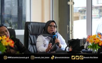 Koordinator Divisi SDM, Organisasi dan Diklat, Ully Yushariyen Damanik, menyampaikan tanggapan atas materi pengawasan logistik yang dipantik Septiadi, dalam DISERBU Seri Ke-5 di Kantor Bawaslu Kota Batam.