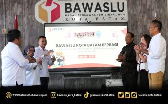 Ketua dan Anggota Bawaslu Kota Batam bersama Kepala Sekretariat secara resmi membuka Launching Kick Off Ngabuburit Pengawasan Tahun 2026 di Kantor Bawaslu Kota Batam, Kamis (25/2/2026).