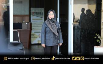 Plt. Kasubbag Pencegahan, Parmas, Humas, dan Datin Bawaslu Kota Batam, Rika Purnama Lubis, menyampaikan arahan saat menjadi pembina apel pagi di Kantor Bawaslu Kota Batam, Senin (9/2/2026).