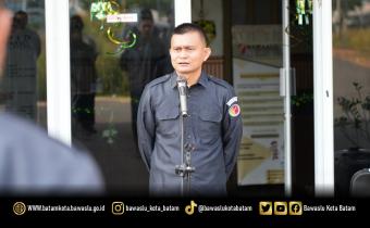 Ketua Bawaslu Kota Batam, Antonius Itoloha Gaho, memimpin apel perdana pasca libur Idulfitri 1447 H di Kantor Bawaslu Kota Batam, Senin (30/3/2026). Apel diikuti jajaran sekretariat sebagai momentum memperkuat semangat kebersamaan, kedisiplinan, serta konsolidasi pelaksanaan program pengawasan non-tahapan, termasuk Pemutakhiran Data Pemilih Berkelanjutan (PDPB) dan kegiatan divisi lainnya.