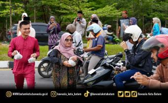 Ketua dan Koordinator Divisi SDM, Organisasi dan Diklat Bawaslu Kota Batam, Ully Yushariyen Damanik bersama jajaran membagikan takjil kepada pengendara di persimpangan lampu merah KDA, Batam Center, Jumat (6/3/2026).