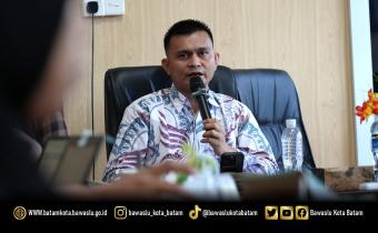 Ketua Bawaslu Kota Batam, Antonius Itoloha Gaho, saat membuka kegiatan Koordinasi Penyelesaian Sengketa Proses di Kantor Bawaslu Kota Batam, Selasa (28/4/2026). Kegiatan ini bertujuan meningkatkan pemahaman jajaran Bawaslu terhadap mekanisme penyelesaian sengketa proses pemilu dan pemutakhiran data partai politik berkelanjutan.
