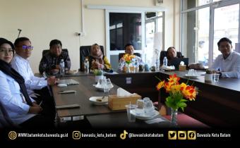 Bawaslu Kota Batam mengikuti kegiatan Halal Bihalal keluarga besar Badan Pengawas Pemilihan Umum Republik Indonesia dalam rangka HUT ke-18 Bawaslu RI secara daring melalui Zoom Meeting, Rabu (8/4/2026). Momentum pasca-Idulfitri 1447 H ini menjadi ruang mempererat silaturahmi sekaligus memperkuat soliditas kelembagaan pengawas Pemilu di seluruh Indonesia.