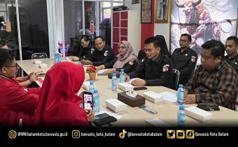 Ketua dan anggota Bawaslu Kota Batam saat mengunjungi DPC PDI Perjuangan Kota Batam dalam rangka silaturahmi dan koordinasi kepemiluan (20/04/2026). Bahas Pemutakhiran Data Partai Politik, Sosialisasi JDIH dan Data Pemilih Berkelanjutan.