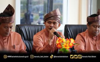 Ketua Bawaslu Kota Batam, Antonius Itoloha Gaho, menyampaikan sambutan pada kegiatan Pengelolaan Kehumasan, Peliputan, Dokumentasi, dan Informasi Publik di ruang rapat Bawaslu Kota Batam, Jumat (10/4/2026). 