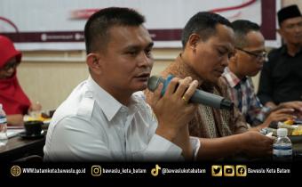 Ketua Bawaslu Kota Batam, Antonius Itoloha Gaho, bersama anggota Bawaslu Kota Batam melakukan pengawasan Rapat Pleno Terbuka Rekapitulasi Pemutakhiran Data Pemilih Berkelanjutan (PDPB) Triwulan I Tahun 2026 di Kantor Komisi Pemilihan Umum Kota Batam, Rabu (1/4/2026). Dalam pleno tersebut, KPU Kota Batam menetapkan jumlah daftar pemilih berkelanjutan sebanyak 961.816 pemilih sebagai bagian dari proses pemutakhiran data yang dilakukan secara berkala setiap triwulan.