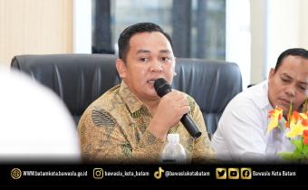 Ketua Bawaslu Provinsi Kepulauan Riau, Zulhadril Putra, saat memberikan arahan dalam kegiatan monitoring dan supervisi di Kantor Bawaslu Kota Batam, Rabu (22/4/2026). Kegiatan ini menjadi momentum penguatan kedisiplinan, tata kelola kelembagaan, serta optimalisasi publikasi kinerja pengawasan oleh Bawaslu Kota Batam.