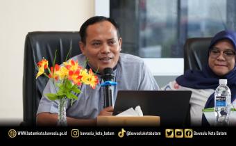 Jazuli, Koordinator Divisi Hukum dan Penyelesaian Sengketa Bawaslu Kota Batam menyampaikan tanggapan dalam kegiatan Diserbu Seri ke-7 di Kantor Bawaslu Kota Batam, Rabu (15/4/2026).