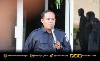 Jazuli, Koordinator Divisi Hukum dan Penyelesaian Sengketa Bawaslu Kota Batam, saat menjadi pembina apel pagi di Kantor Bawaslu Kota Batam, Senin (20/4/2026). Dalam amanatnya, ia menekankan pentingnya kedisiplinan, kebersamaan, serta refleksi nilai perjuangan Kartini sebagai inspirasi penguatan integritas dan kinerja pengawasan.