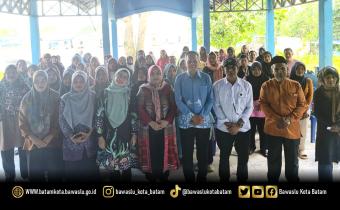 Koordinator Divisi Penanganan Pelanggaran, Data dan Informasi Bawaslu Kota Batam, Syailendra Reza IR, menjadi narasumber pada kegiatan Pendidikan Politik Perempuan Pesisir yang diselenggarakan oleh Badan Kesatuan Bangsa dan Politik Kota Batam di Setokok, Rabu (8/4/2026).