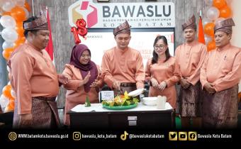 Pemotongan tumpeng oleh Pimpinan Bawaslu Kota Batam menandai puncak kegiatan Halal Bihalal dalam rangka Peringatan Milad ke-18 Bawaslu Republik Indonesia, Jumat (10/4/2026)