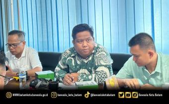 Koordinator Divisi Pencegahan, Partisipasi Masyarakat dan Humas Bawaslu Kota Batam, Zainal Abidin, bersama ketua dan anggota Bawaslu Kota Batam lainya menghadiri Rapat Sinkronisasi Pemutakhiran Data Pemilih Berkelanjutan (PDPB) Triwulan I Tahun 2026 di Kantor Komisi Pemilihan Umum Kota Batam, Selasa (31/3/2026). Rapat dilaksanakan sehari sebelum pleno penetapan PDPB TW I 2026 dengan agenda memastikan kesesuaian data pemilih berdasarkan PKPU Nomor 1 Tahun 2025 serta memperkuat transparansi proses pemutakhira