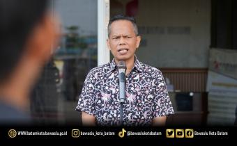 Koordinator Divisi Penanganan Pelanggaran, Data dan Informasi Bawaslu Kota Batam, Syailendra Reza IR, saat memimpin apel pagi di Kantor Bawaslu Kota Batam, Senin (27/4/2026). Dalam arahannya, ia menekankan pentingnya peningkatan kapasitas diri bagi seluruh jajaran sebagai upaya menghadapi dinamika kerja di era digital.