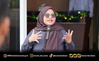 Pembina apel pagi, Ully Yushariyen Damanik, menyampaikan arahan terkait penyesuaian sistem kerja dan penguatan disiplin ASN di lingkungan Bawaslu Kota Batam, Senin (13/4/2026). 