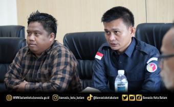 Ketua Bawaslu Kota Batam, Antonius Itoloha Gaho membuka rapat persiapan pelaksanaan Pendidikan Pengawas Partisipatif (P2P) Tahun 2026 yang dilaksanakan secara daring melalui Zoom Meeting di Kantor Bawaslu Kota Batam, Senin (18/5/2026).
