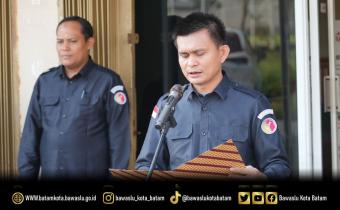 Ketua Bawaslu Batam, Antonius Itoloha Gaho, memimpin apel pagi jajaran Bawaslu Kota Batam pada Senin (25/5/2026) di lapangan parkir kantor Bawaslu Kota Batam.