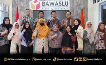 Bawaslu Kota Batam menerima audiensi Nasyiatul Aisyiyah Kota Batam pada Kamis (21/5/2026) di ruang rapat kantor Bawaslu Kota Batam. Pertemuan tersebut membahas penguatan partisipasi masyarakat dalam pengawasan demokrasi serta rencana kolaborasi kegiatan FGD bertema “Perempuan Berpartisipasi, Demokrasi Berkualitas.”