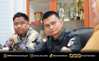 Ketua Bawaslu Kota Batam, Antonius Itoloha Gaho, bersama jajaran saat melakukan audiensi ke SMAN 8 Batam dalam program Bawaslu Goes to School di Bengkong Sadai, Senin (4/5/2026). Kegiatan ini menjadi langkah awal kerja sama edukasi pengawasan partisipatif bagi pemilih pemula.