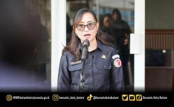 Kepala Sekretariat Bawaslu Kota Batam, Esther Irianti Lombogia, menyampaikan arahan saat menjadi pembina apel pagi di Kantor Bawaslu Kota Batam, Senin (4/5/2026). Apel diikuti oleh seluruh jajaran sekretariat sebagai momentum penguatan integritas, disiplin, dan soliditas kerja.